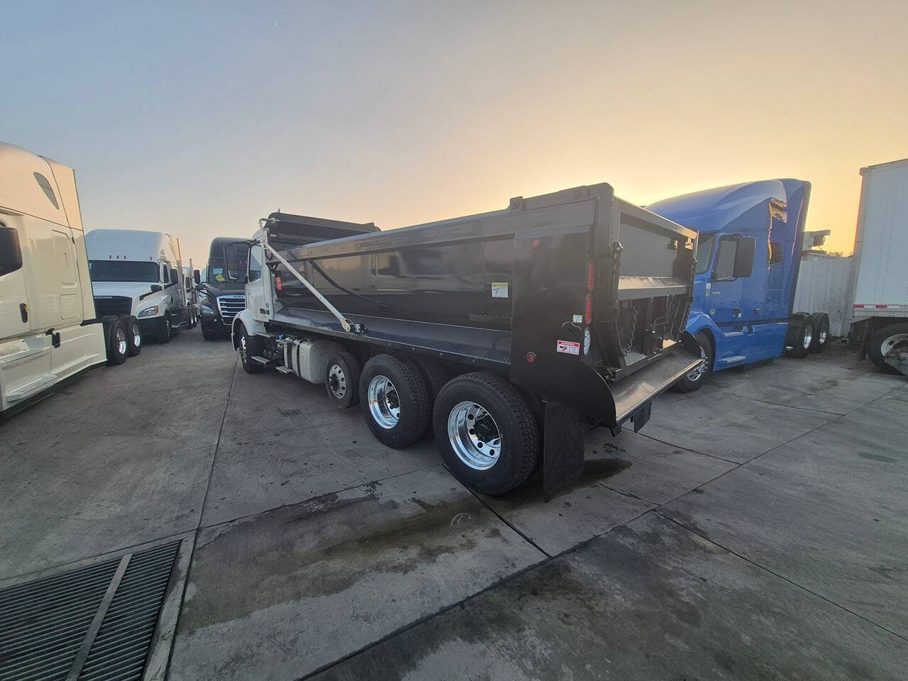 2022 Volvo VNR for sale at KING TRUCK TRAILER SALES in Bakersfield, CA