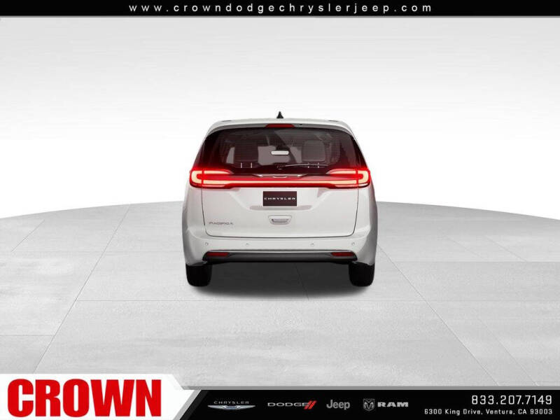 2027 Chrysler Pacifica Select