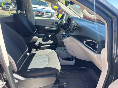 2024 Chrysler Voyager LX