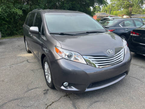 2017 Toyota Sienna XLE 7-Passenger Auto Access Seat