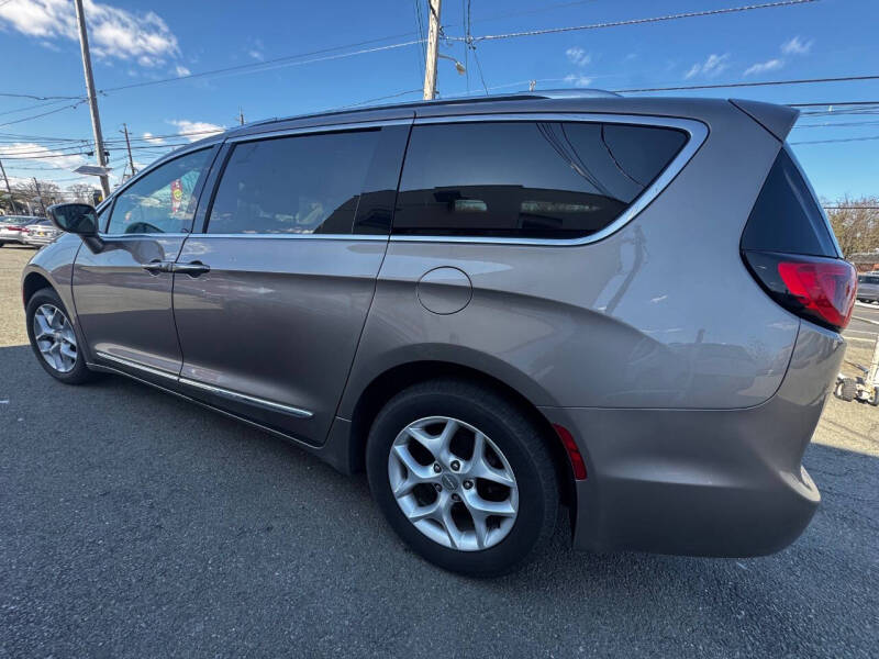 2017 Chrysler Pacifica Touring-L Plus