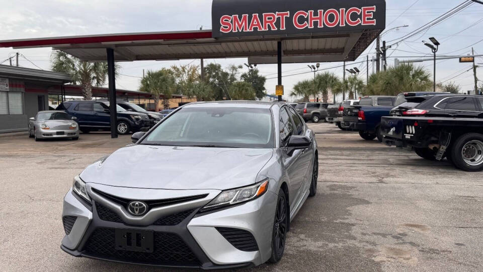 2019 Toyota Camry SE's photo