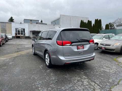 2017 Chrysler Pacifica Touring-L Plus