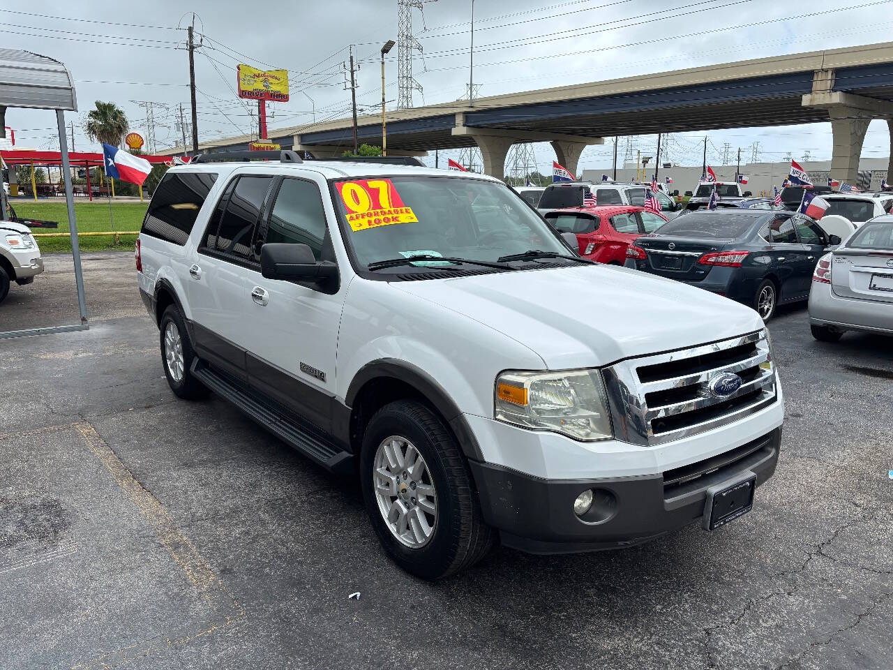 White 2007 Ford Expedition EL XLT XLT 4dr SUV 1