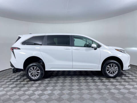 2025 Toyota Sienna LE 8-Passenger