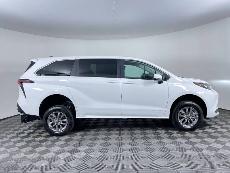 2025 Toyota Sienna LE 8-Passenger