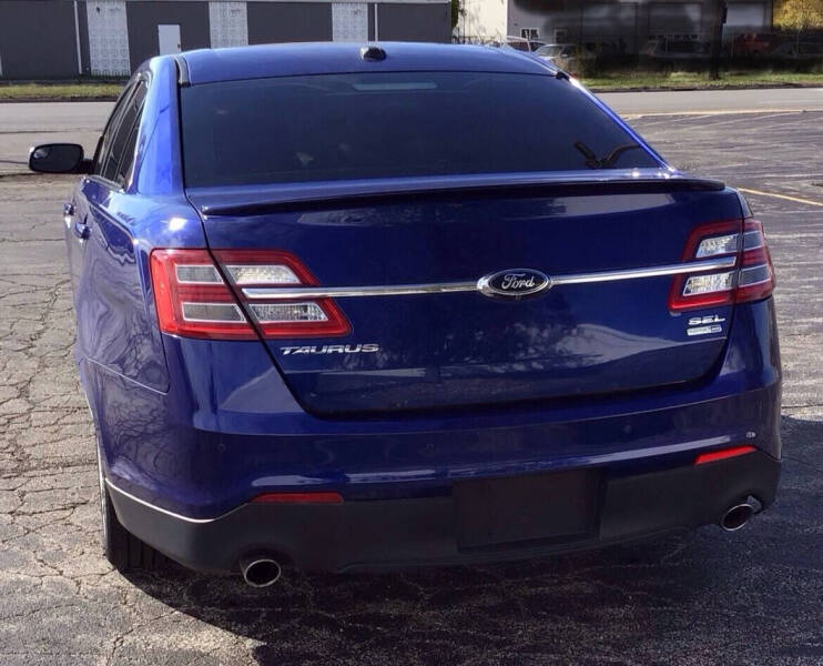 2015 Ford Taurus SEL's photo