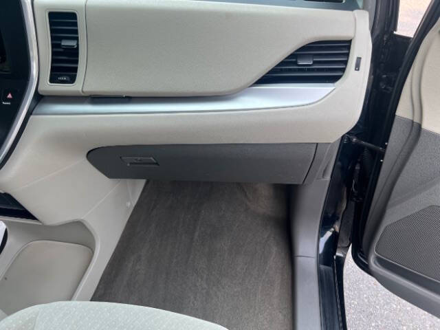 2017 Toyota Sienna LE 8-Passenger