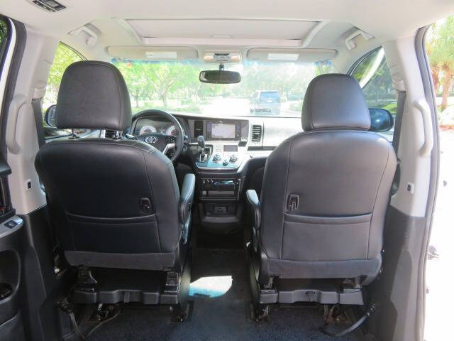 2017 Toyota Sienna SE Premium 8-Passenger