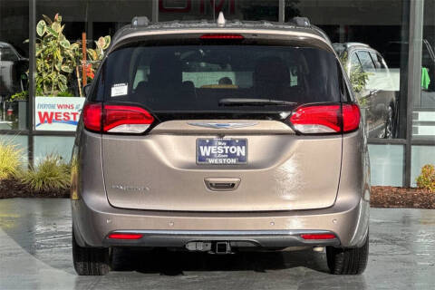 2017 Chrysler Pacifica Touring-L Plus