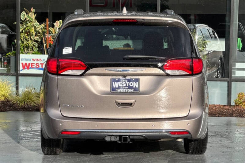 2017 Chrysler Pacifica Touring-L Plus