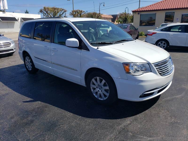2014 Chrysler Town and Country Minivan - $10,995