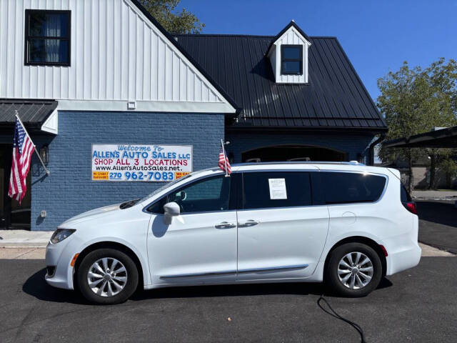 2019 Chrysler Pacifica for sale at Michael Johnson @ Allens Auto Sales Hopkinsville in Hopkinsville, KY