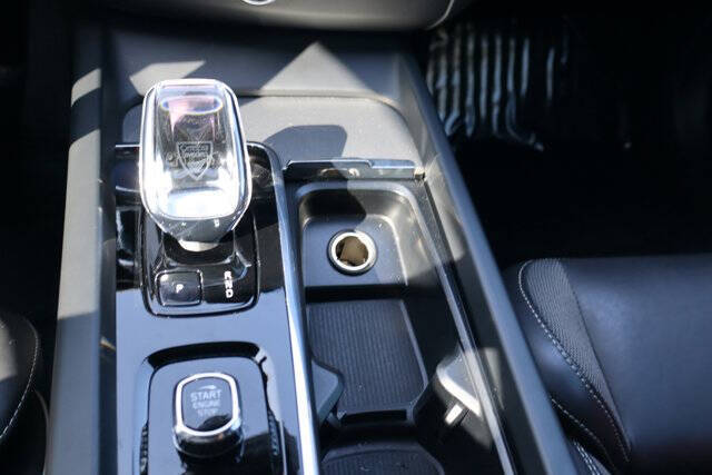 2024 Volvo XC60 Recharge T8 Ultimate Dark Theme