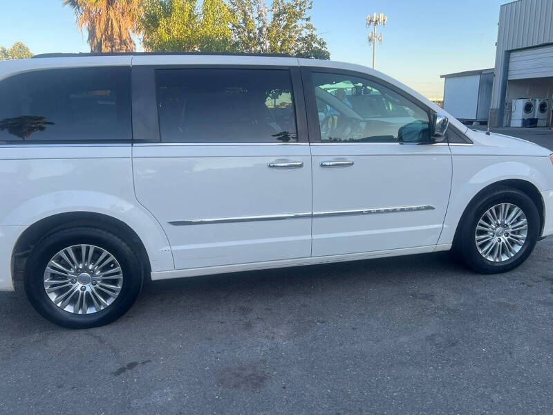 2013 Chrysler Town and Country Touring-L