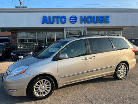 2007 Toyota Sienna for sale at Auto House Motors - Downers Grove in Downers Grove IL