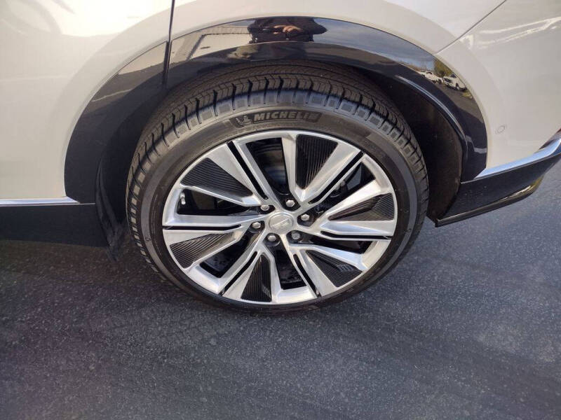 2025 Cadillac LYRIQ Luxury 3