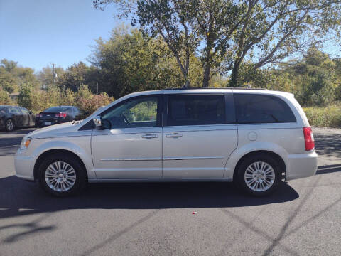 2012 Chrysler Town and Country for sale at Auto Acceptance in Tupelo MS