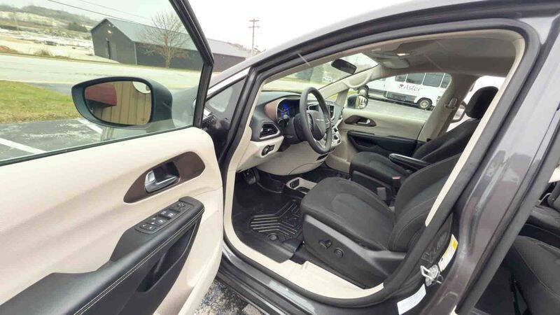 2022 Chrysler Voyager LX