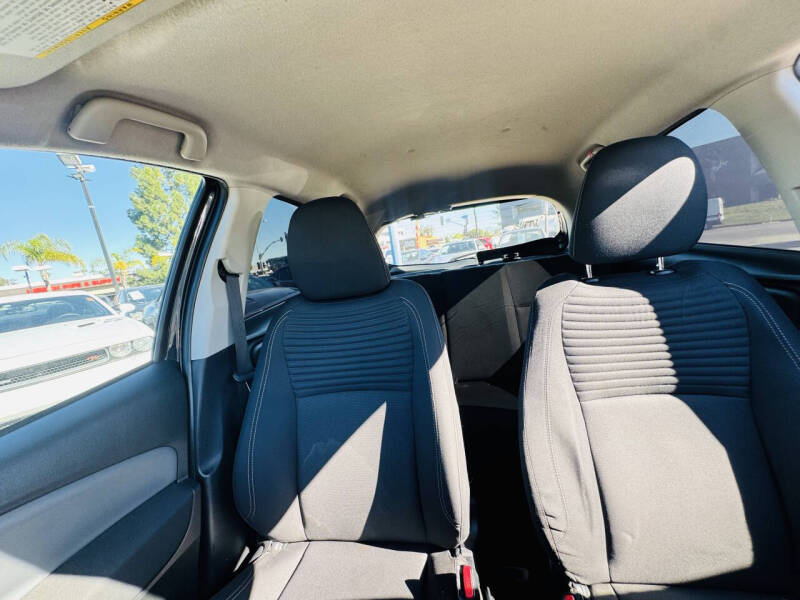 2016 Toyota Yaris 5-Door SE