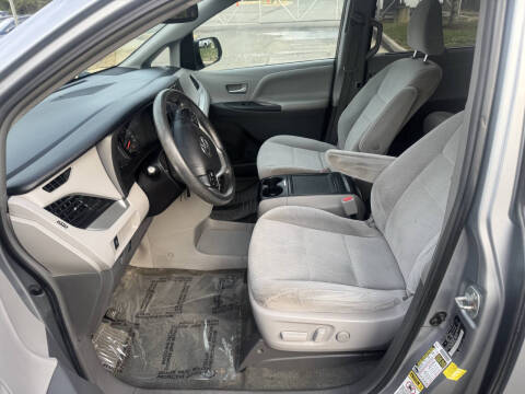 2015 Toyota Sienna LE 7-Passenger Auto Access Seat