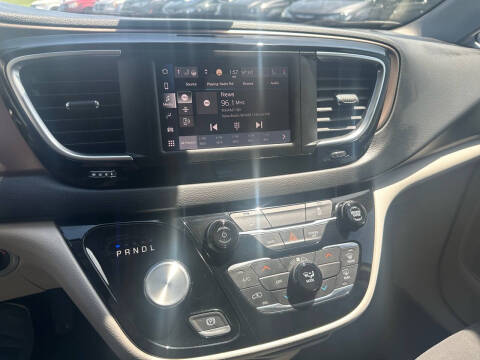 2023 Chrysler Voyager LX