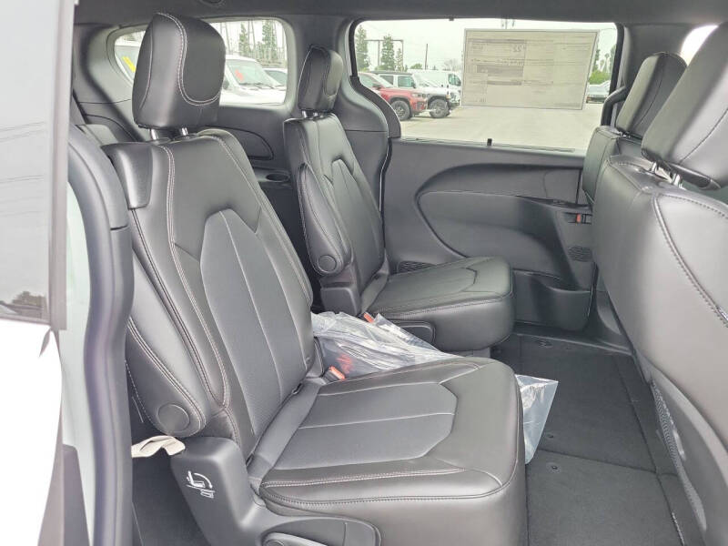 2027 Chrysler Pacifica Select