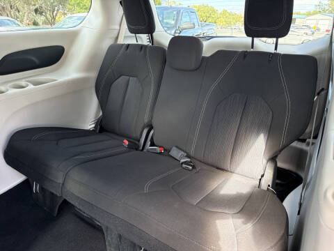 2023 Chrysler Voyager LX