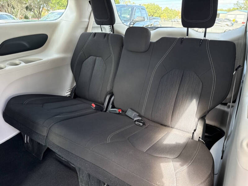 2023 Chrysler Voyager LX