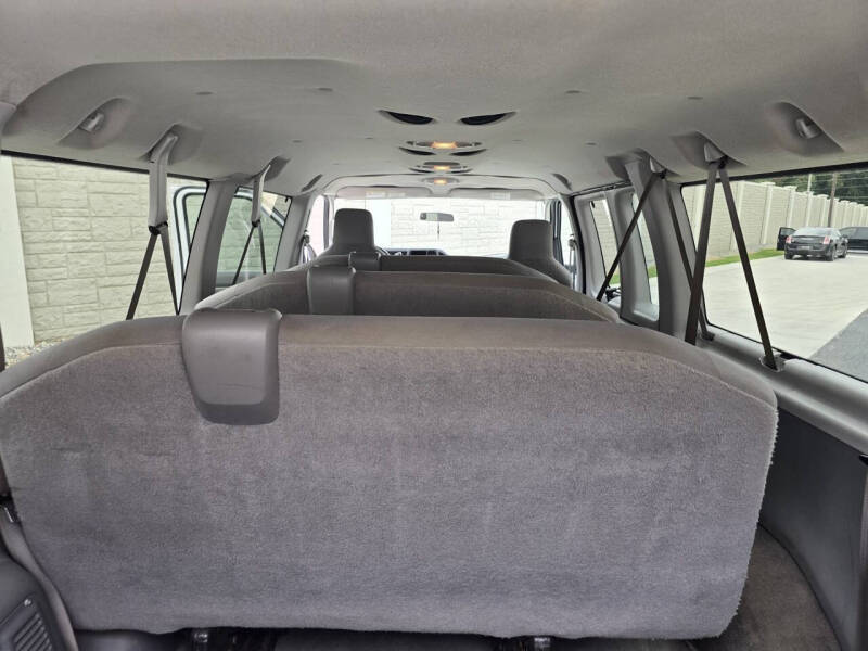 2013 Ford E-Series Econoline Wagon XLT photo 14