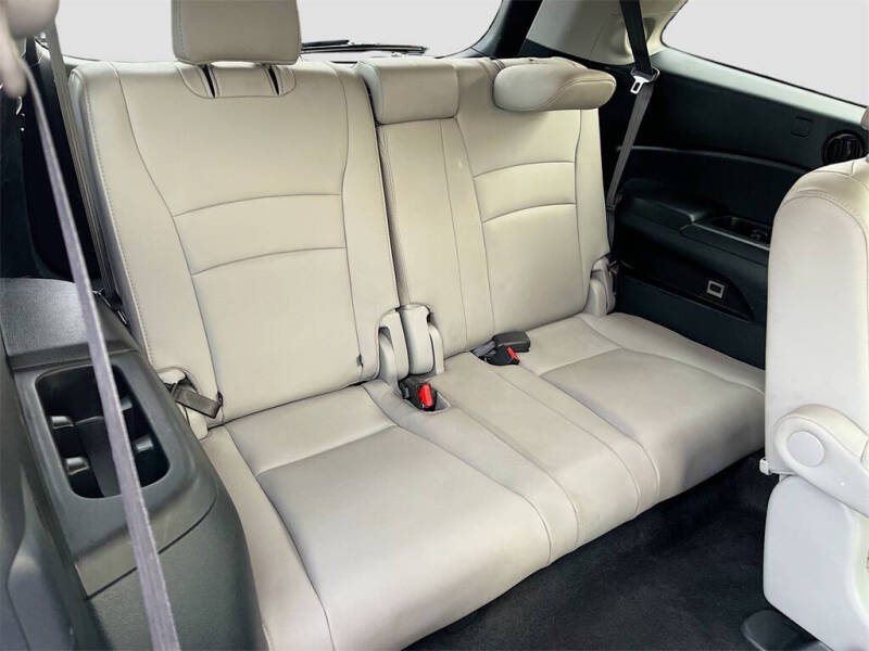 2021 Honda Pilot Touring w/Rear Captain's Chairs