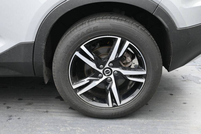 2025 Volvo XC40 B5 Core Bright Theme