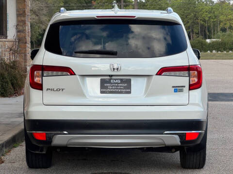 2019 Honda Pilot Touring w/Rear Captain's Chairs