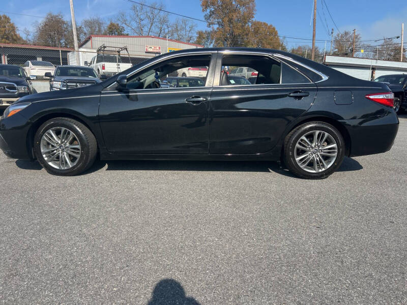 2017 Toyota Camry SE's photo