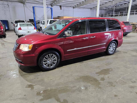 2014 Chrysler Town and Country for sale at De Anda Auto Sales in Storm Lake IA