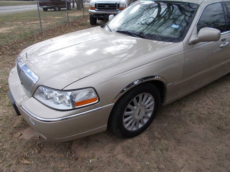 2004 Lincoln Town Car for sale at OTTO'S AUTO SALES in Gainesville TX