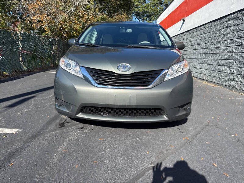 2014 Toyota Sienna LE's photo