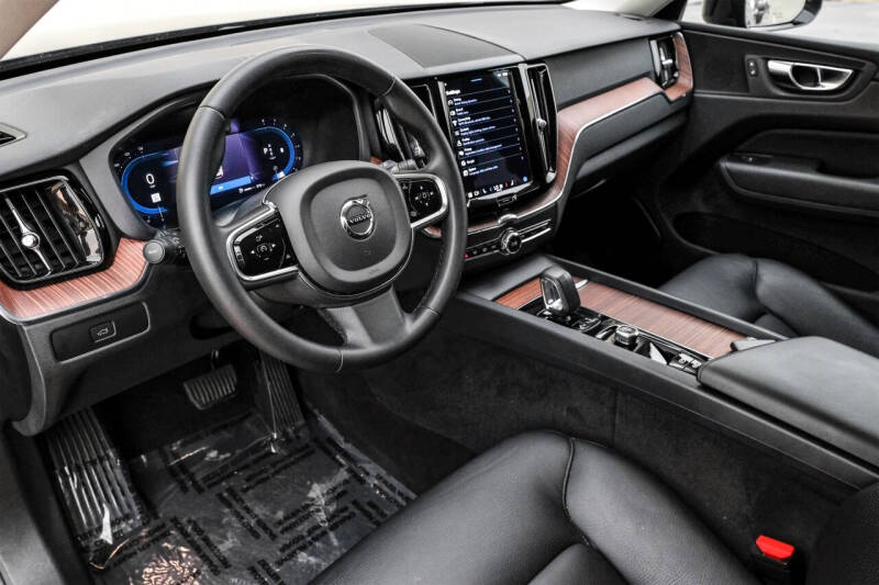 2023 Volvo XC60 B5 Plus Dark Theme