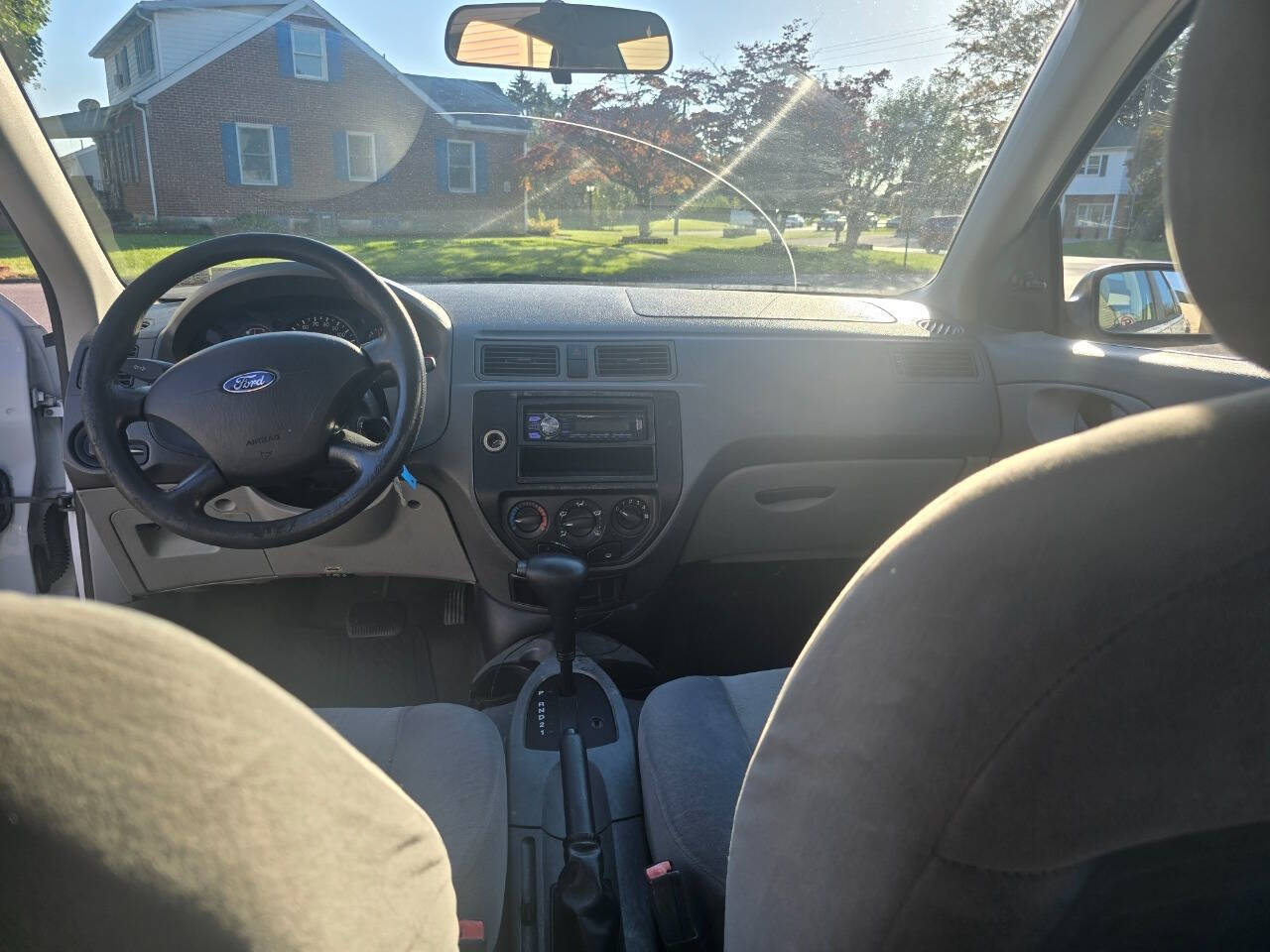 2005 Ford Focus for sale at QUEENSGATE AUTO SALES in York, PA