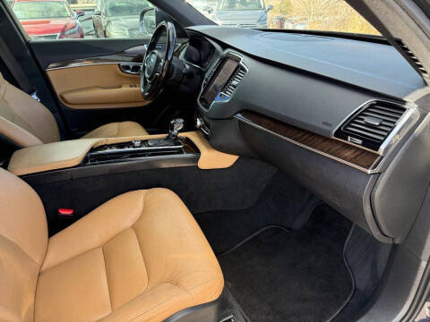 2016 Volvo XC90 T6 Momentum