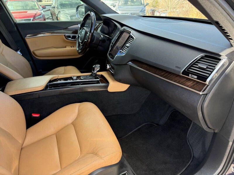 2016 Volvo XC90 T6 Momentum