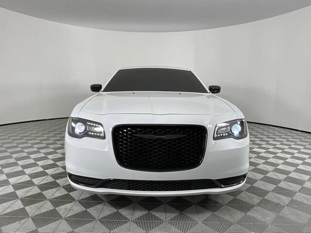 2023 Chrysler 300 Touring photo 2