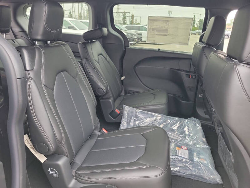 2027 Chrysler Pacifica Select