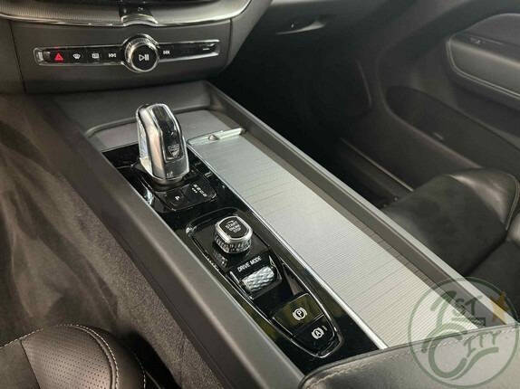 2019 Volvo XC60 T8 eAWD R-Design