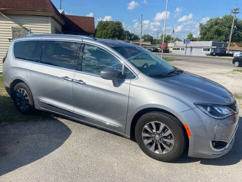 2019 Chrysler Pacifica for sale at RICK'S AUTO SALES in Logansport IN