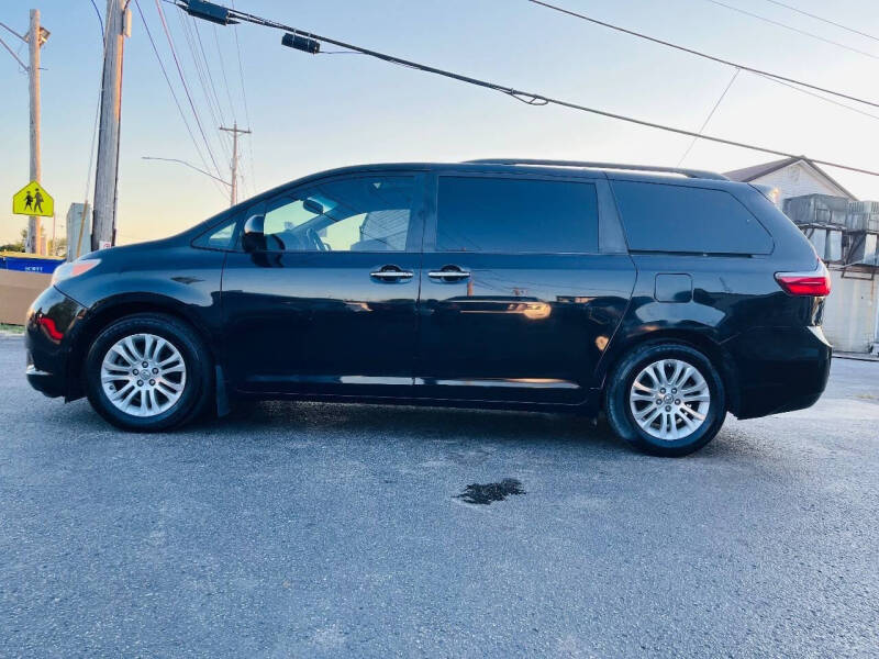 2016 Toyota Sienna XLE 8-Passenger