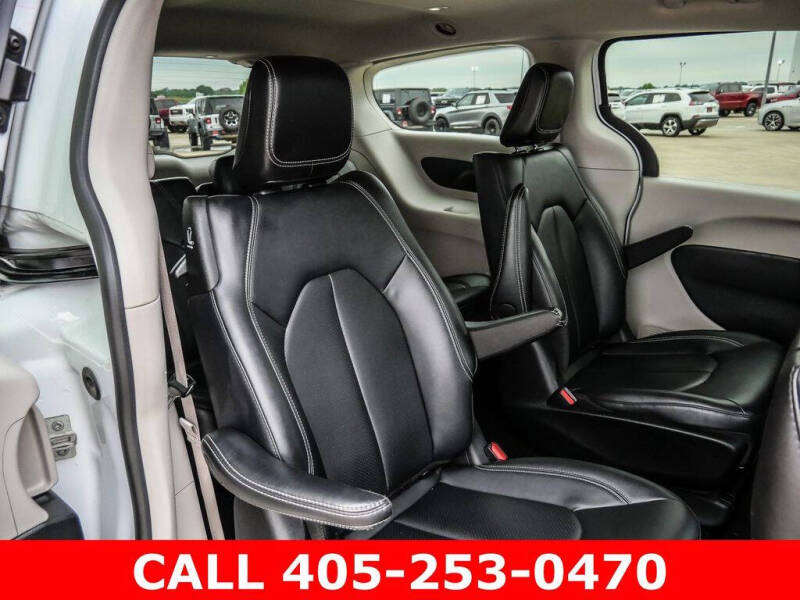 2024 Chrysler Pacifica Plug-In Hybrid Select