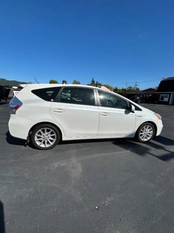 2014 Toyota Prius v Five