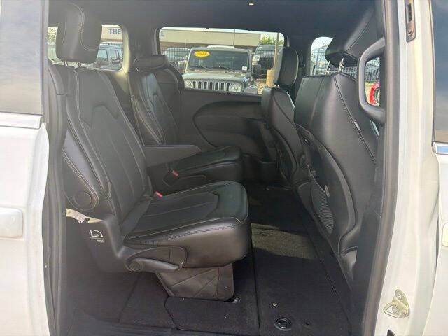 2025 Chrysler Pacifica Select