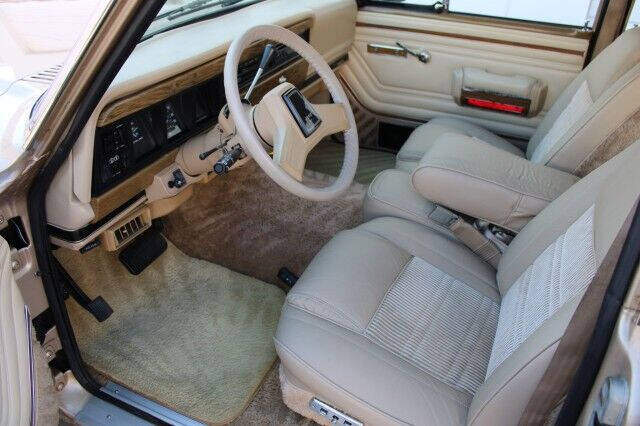 1990 Jeep Grand Wagoneer